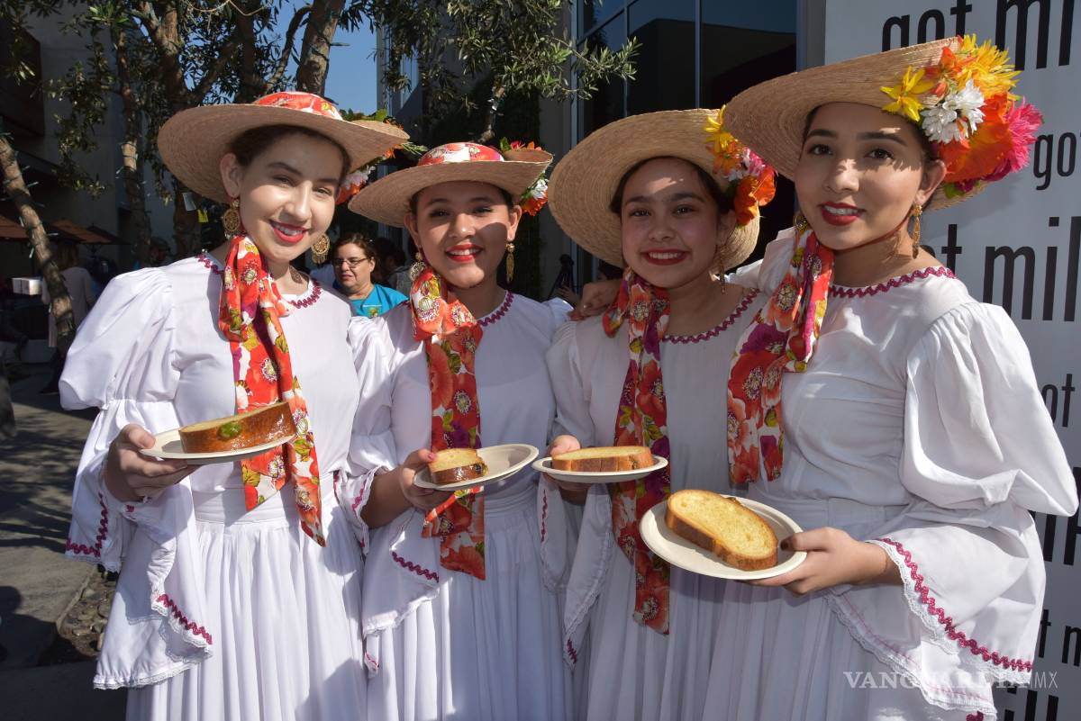 $!Hacen en California una rosca de reyes de 7 metros de largo