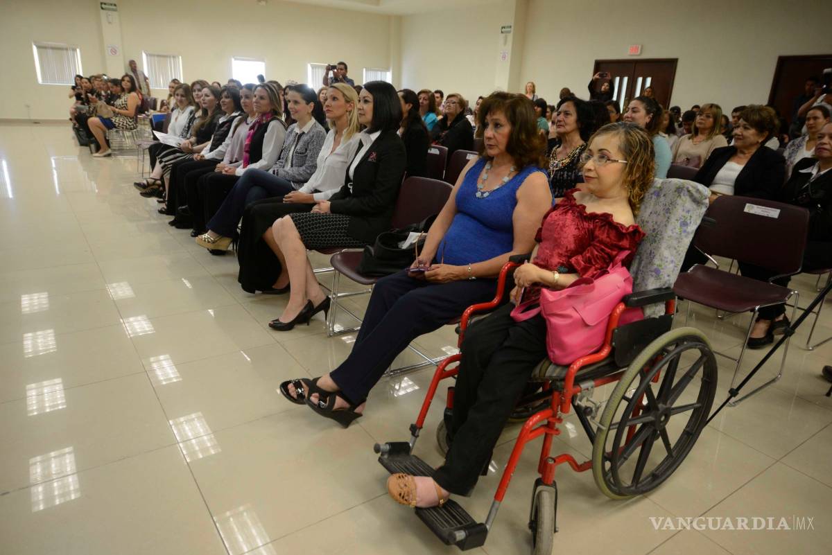 $!Manolo Jiménez entrega apoyo a emprendedores de Saltillo