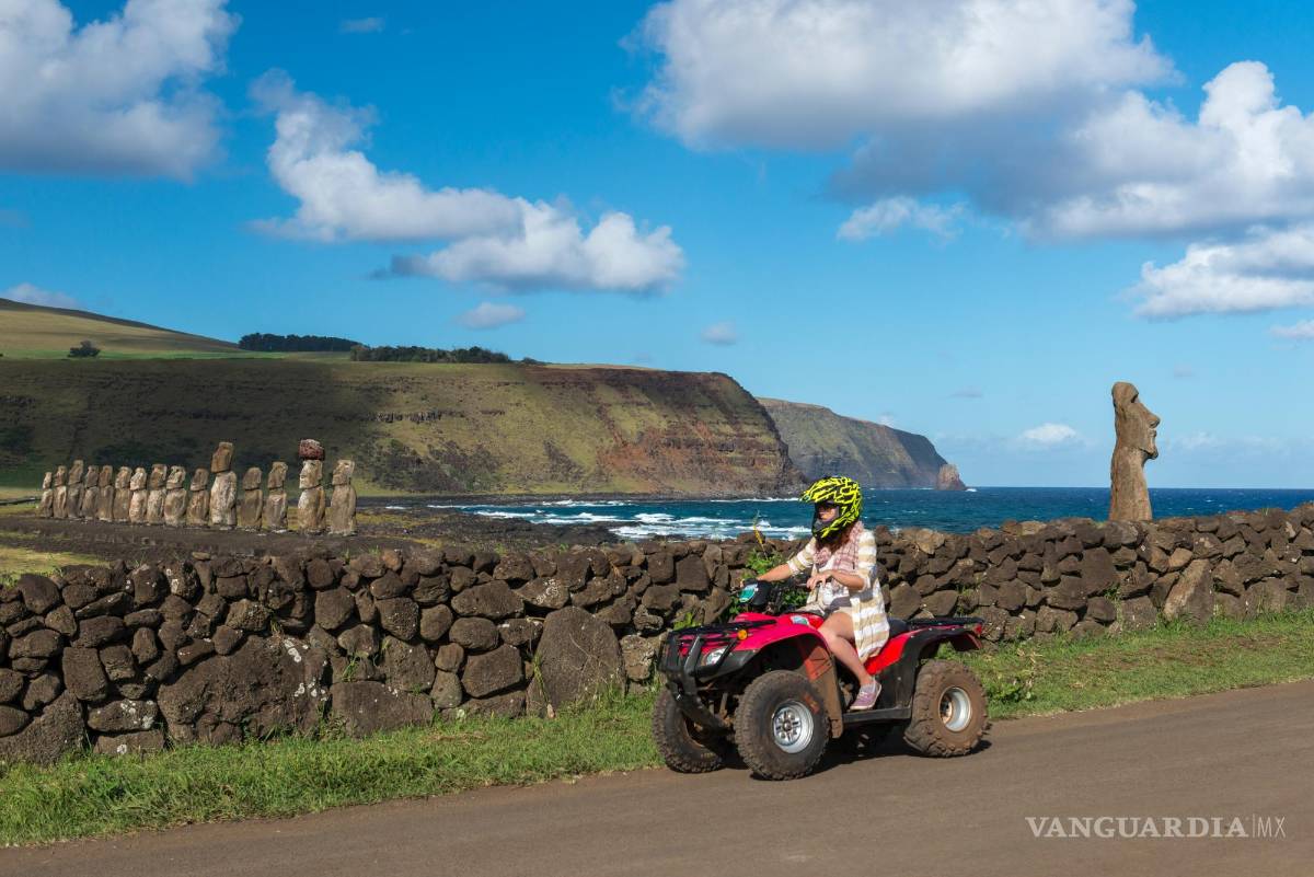 $!Turista con 'moáis' al fondo, en Rapa Nui.
