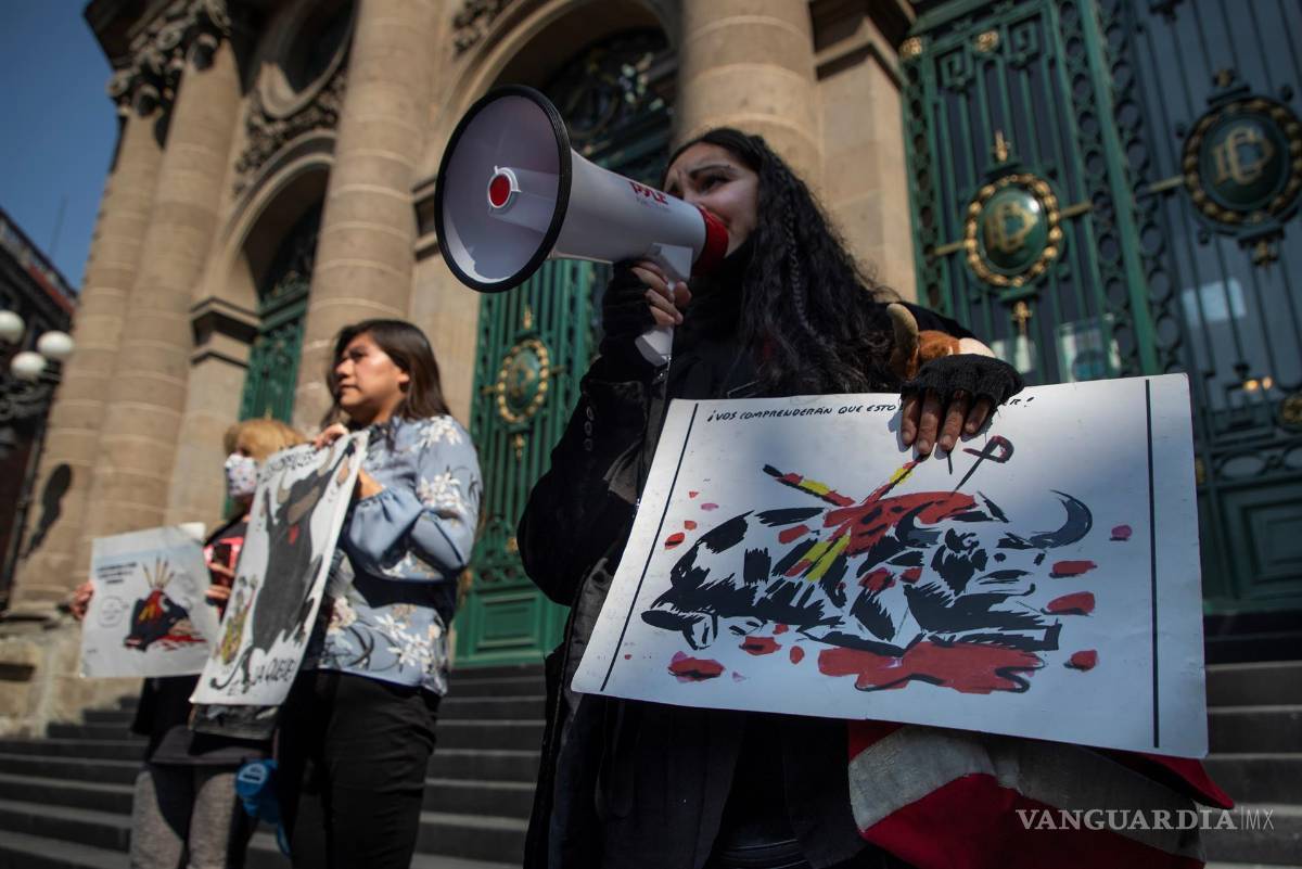 $!Activistas antitaurinos protestan hoy en contra de las corridas de toros, frente a la sede del Congreso de Ciudad de México. EFE/Madla Hartz