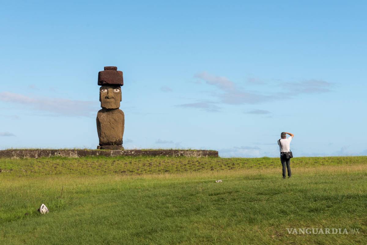 $!Un 'moái' con el tocado 'pukao' sobre su cabeza.