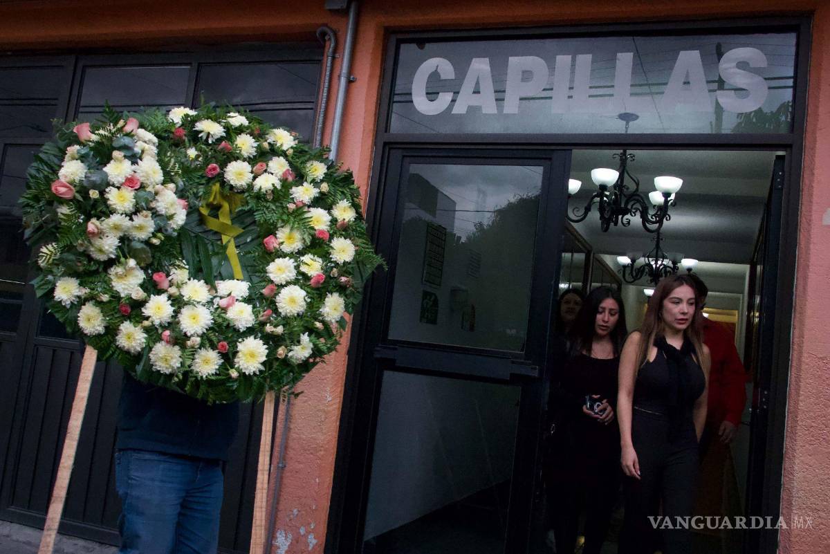 $!Familiares y amigos de Ivana Huato Becerra, velan el cuerpo de la joven en una funeraria al sur de la ciudad. Cabe mencionar que Ivana desapareciera en la alcaldía Tlalpan el pasado 20 de agosto y encontrada sin vida en Tlaxcala.
