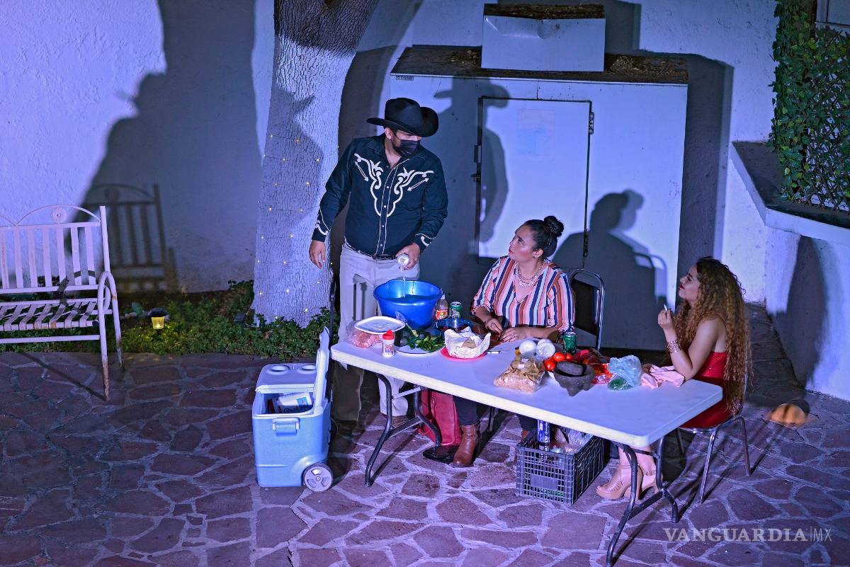 $!'Sentadas en la penumbra de la banca del parque': ¿Una carnita asada o un espejo de nuestra realidad?