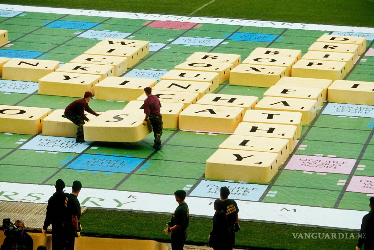 $!Partida con Scrabble gigante en 1998, estadio de Wembley (Reino Unido).