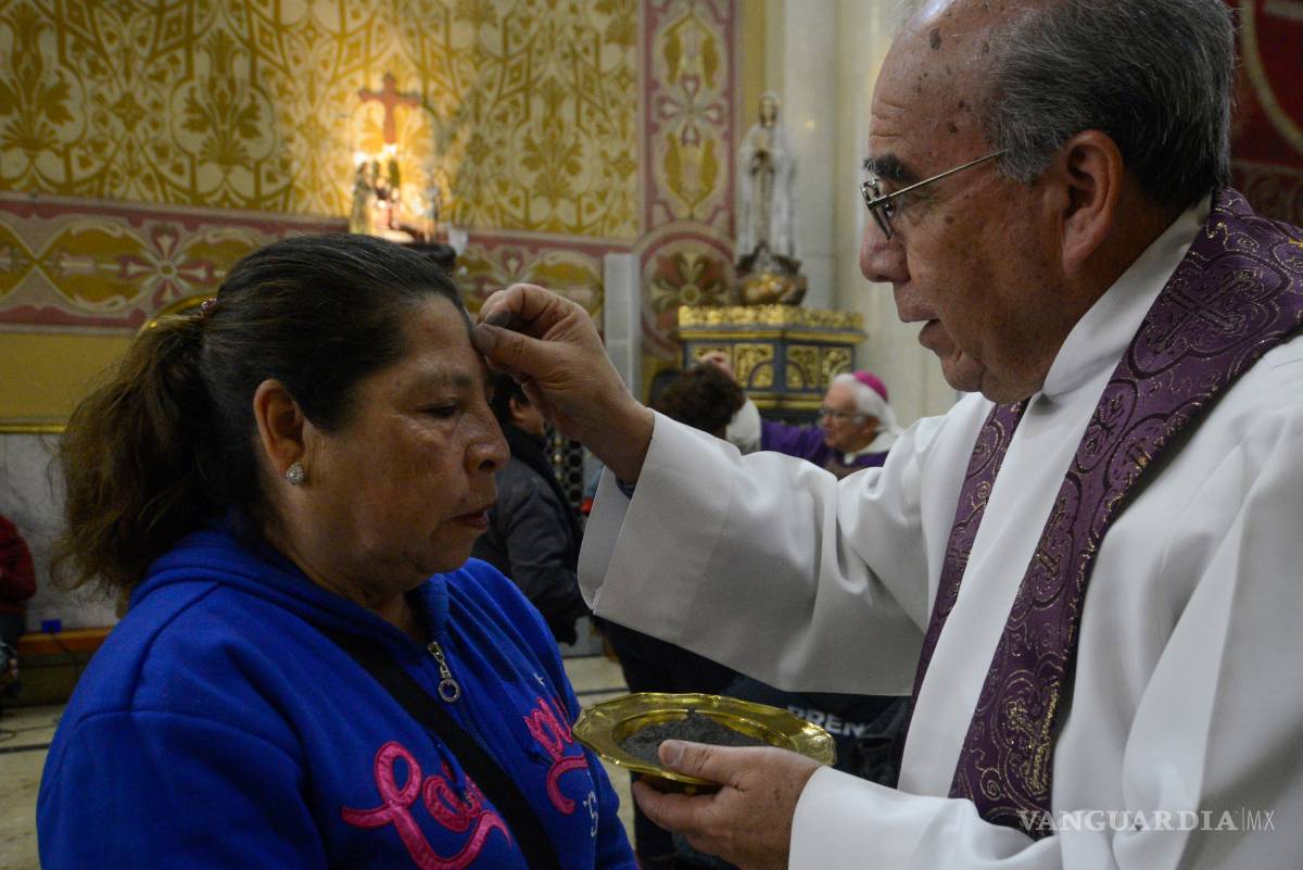$!Obispo de Saltillo impone la cruz a feligreses en inicio de cuaresma con el Miércoles de Ceniza