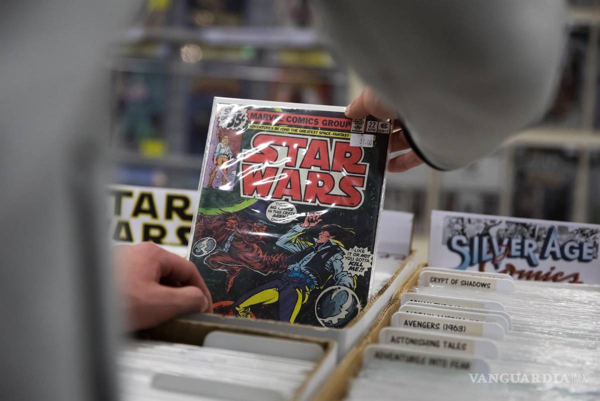 $!Un visitante mira cómics en la convención ‘Fantasy Basel - The Swiss Comic Con 2021’ en Basilea, Suiza. EFE/EPA/Peter Klaunzer