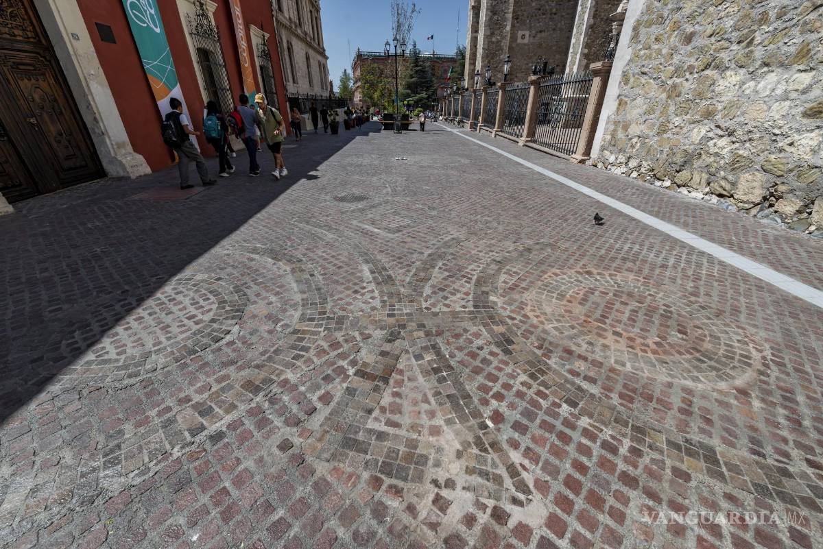 $!En el Paseo Capital se colocaron pisos podotáctiles combinados con baldosas texturizadas y adoquines, lo que hace que una persona con discapacidad visual no pueda distinguir bien las texturas.