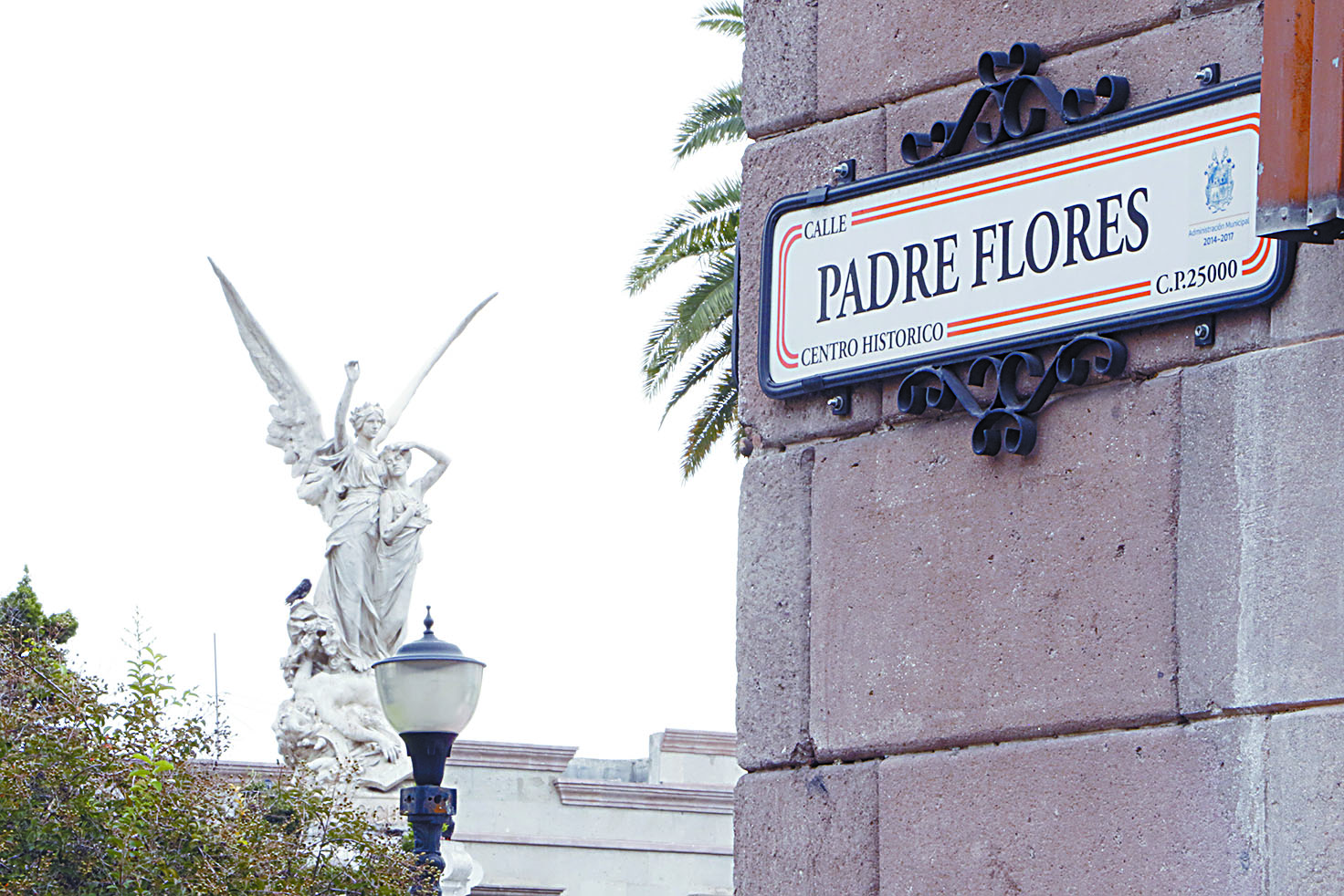$!Desconocen saltillenses en honor a quién se puso el nombre de Padre Flores a céntrica calle