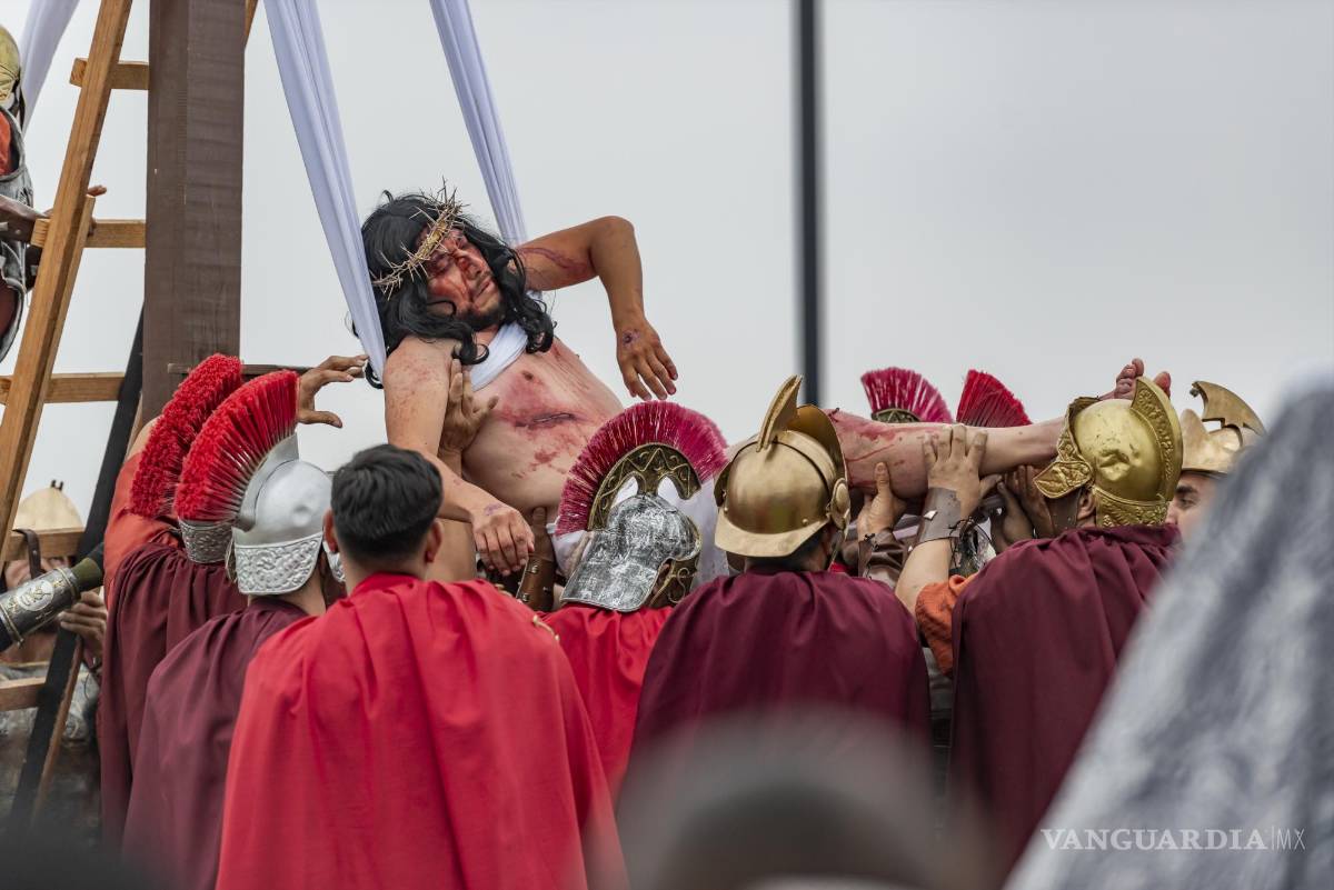 $!Soldados ayudan a bajar el cuerpo de Jesucristo de la cruz.