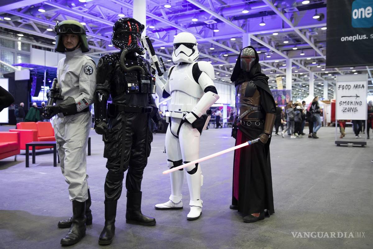 $!Cosplayers con trajes de Star Wars posan en la convención ‘Fantasy Basel - The Swiss Comic Con 2021’ en Basilea, Suiza. EFE/EPA/Peter Klaunzer