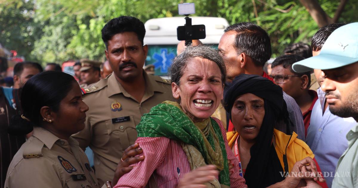 Incendio arrasa un edificio en el norte de la India y mata a 14, en su mayoría estudiantes