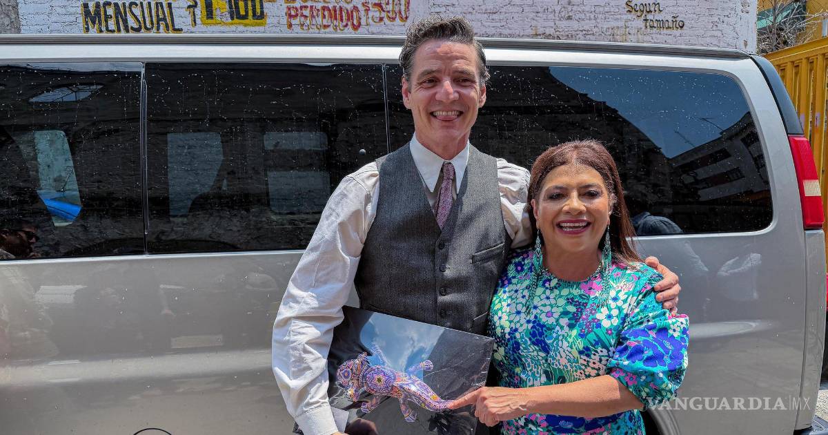 Felicita Clara Brugada a actor Pedro Pascal; le obsequia artesanía de ajolote