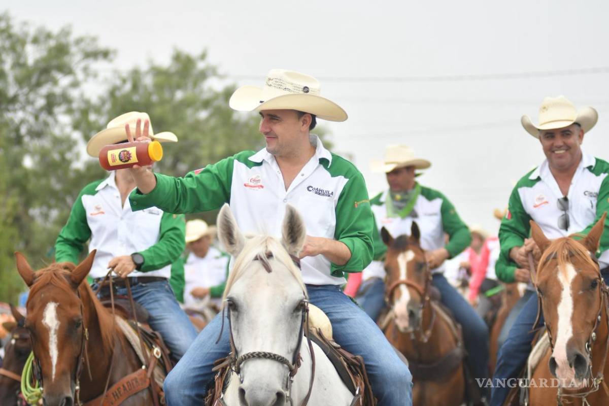 $!El mandatario estatal celebró la unidad y el entusiasmo que generó la cabalgata.
