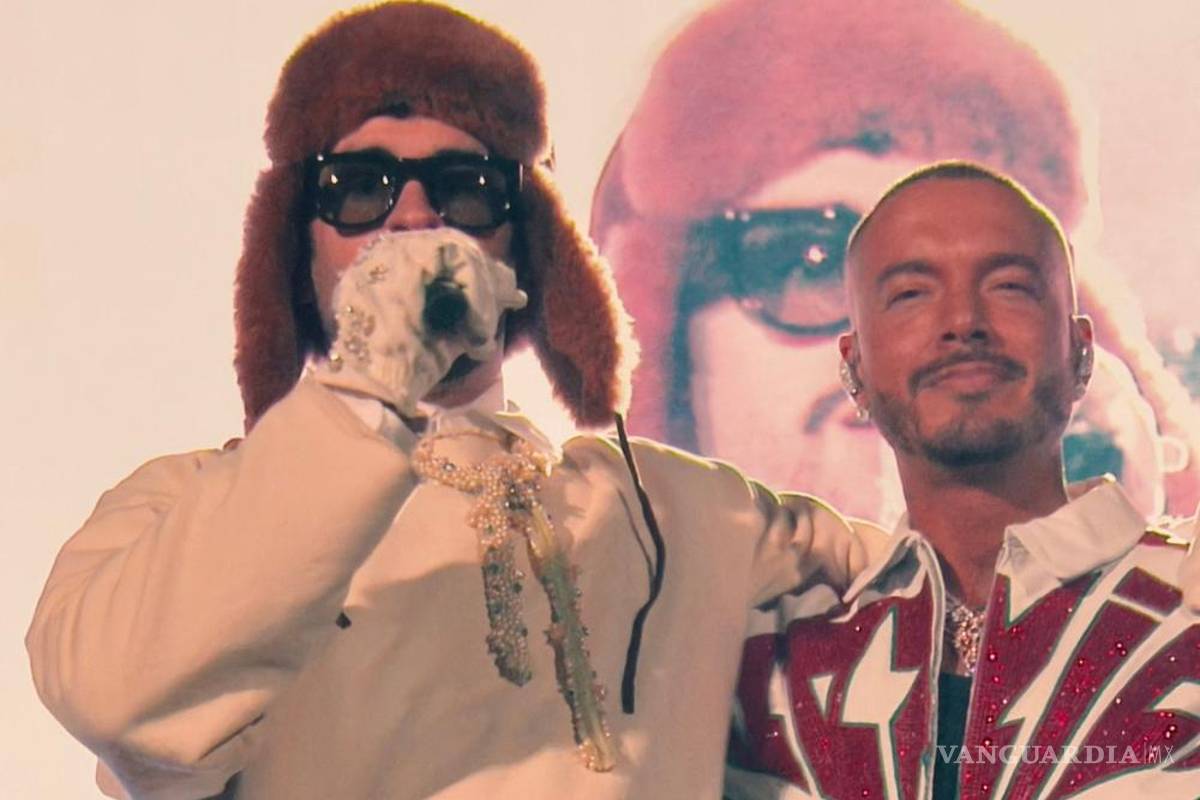 Bad Bunny y J Balvin tienen emotivo reencuentro durante concierto en México