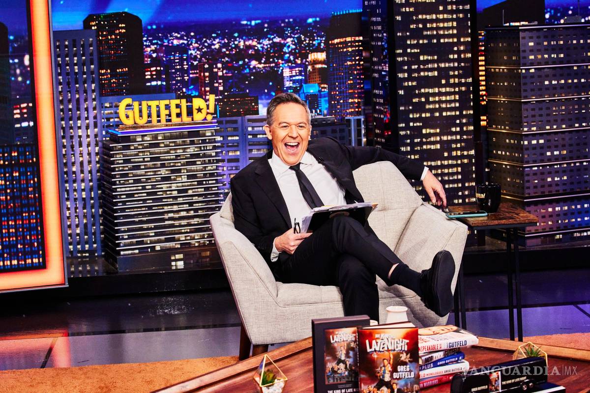 $!Greg Gutfeld en el set de su programa nocturno “Gutfeld!”, en los estudios de Fox News en Nueva York el 13 de junio de 2023.