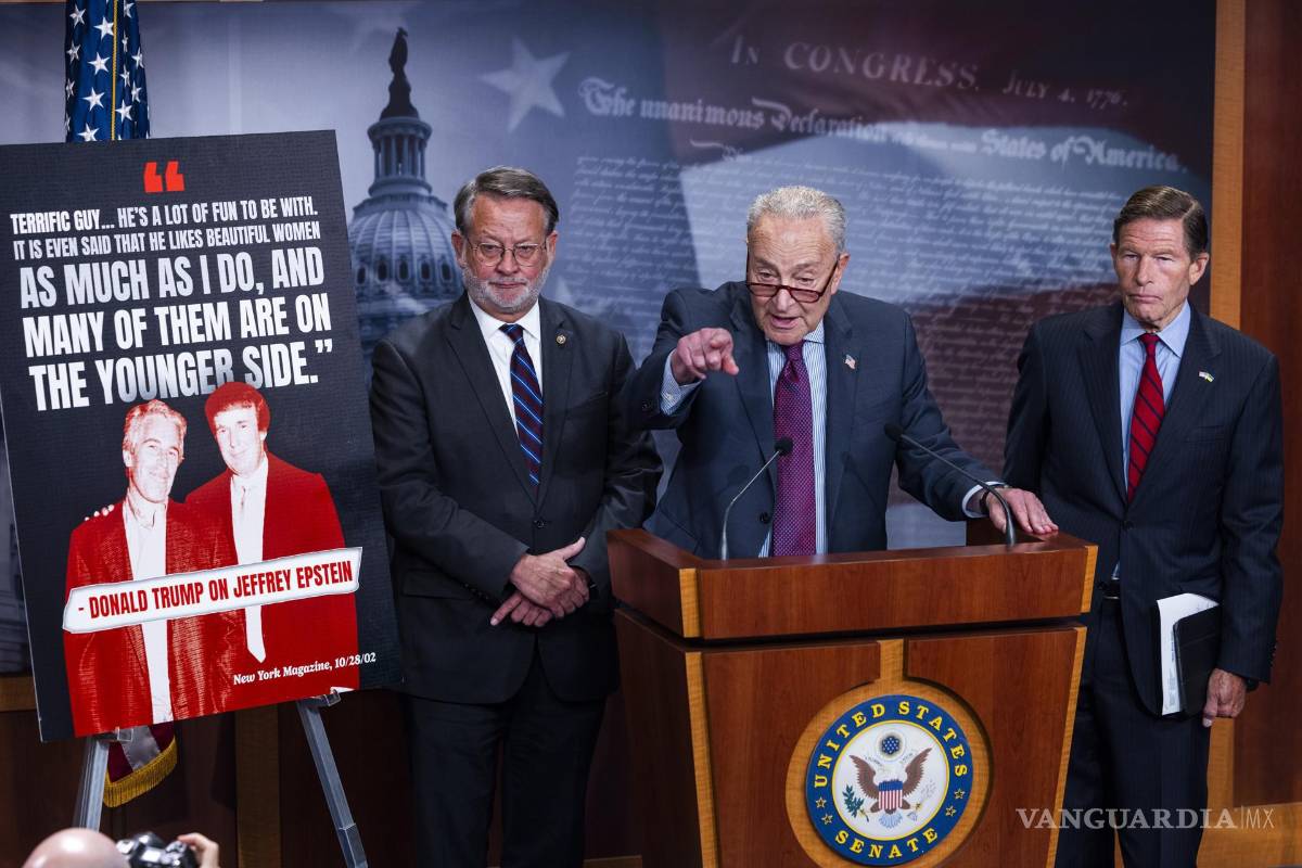$!El líder de la minoría del Senado, Chuck Schumer (c) habla sobre la relación de Donald Trump, con el difunto delincuente sexual Jeffrey Epstein en el Capitolio.