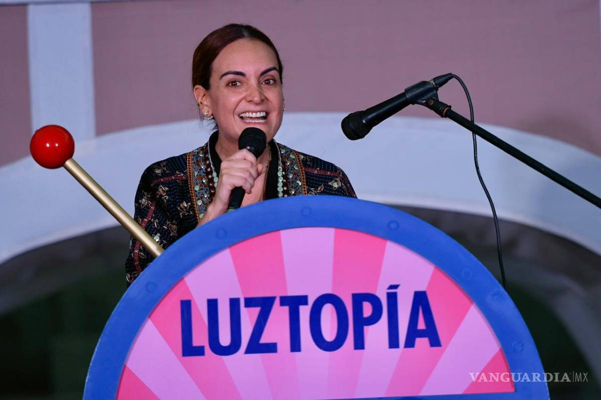 $!La inauguración del festival de luces navideñas más grande de México estuvo encabezada por Anabel Mellado Garza, directora general del festival.