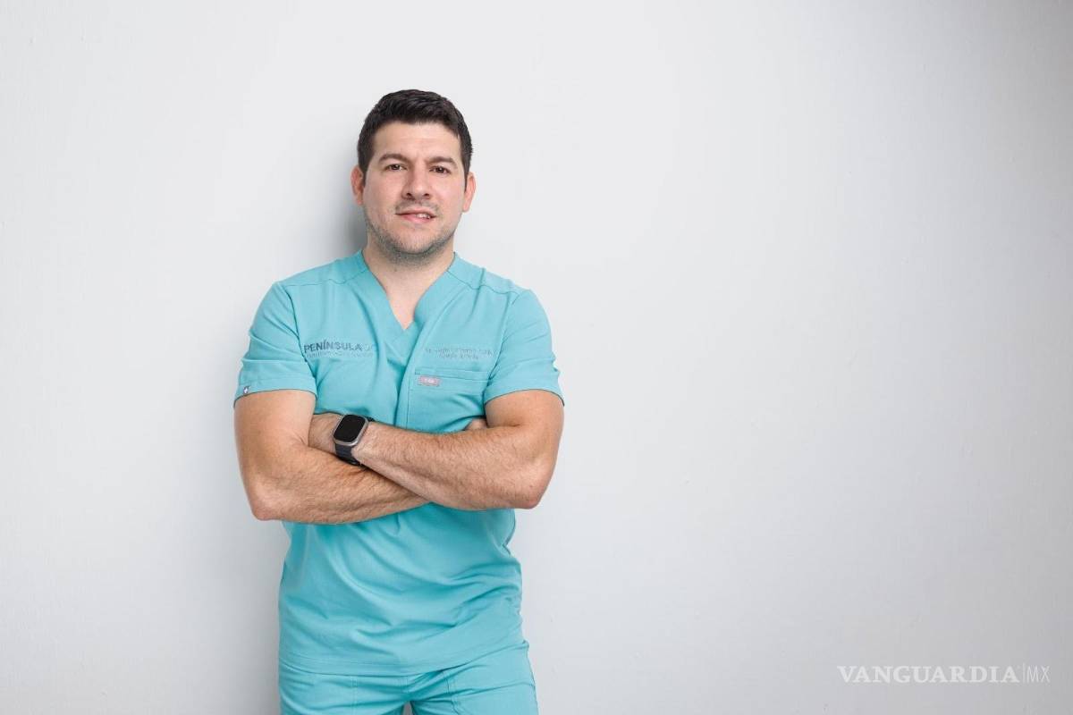 $!El doctor Jorge Cervantes recomienda calentar los músculos antes de jugar el pádel.