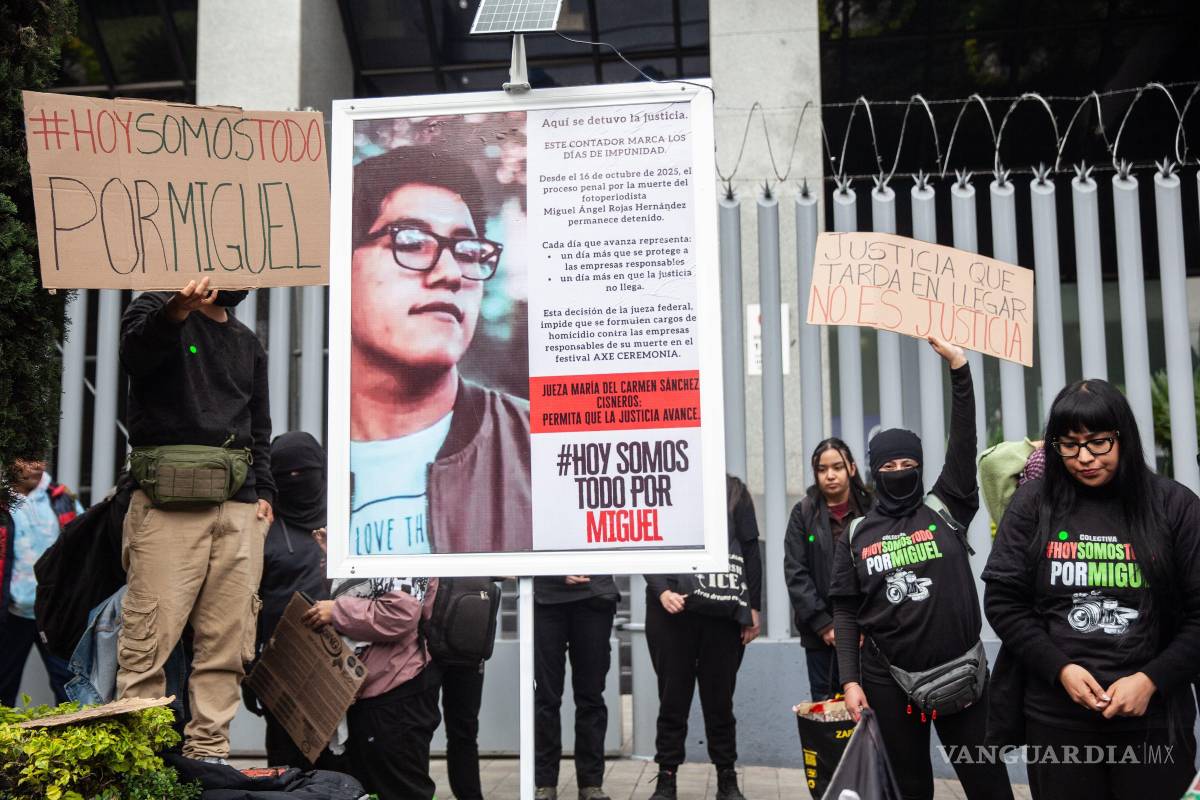 $!CIUDAD DE MÉXICO, 20 ENERO 2026.- A 98 días que debió darse la audiencia inicial, los padres de Miguel Ángel Hernández Rojas, fotoperiodista víctima de negligencia ocurrida el 5 de abril de 2025 durante festival AXE ceremonia y resultó su muerte, se manifiestan hoy frente Juzgados de Distrito en Materia Penal así como la colocación de panel contador de días sin llegar a la justicia