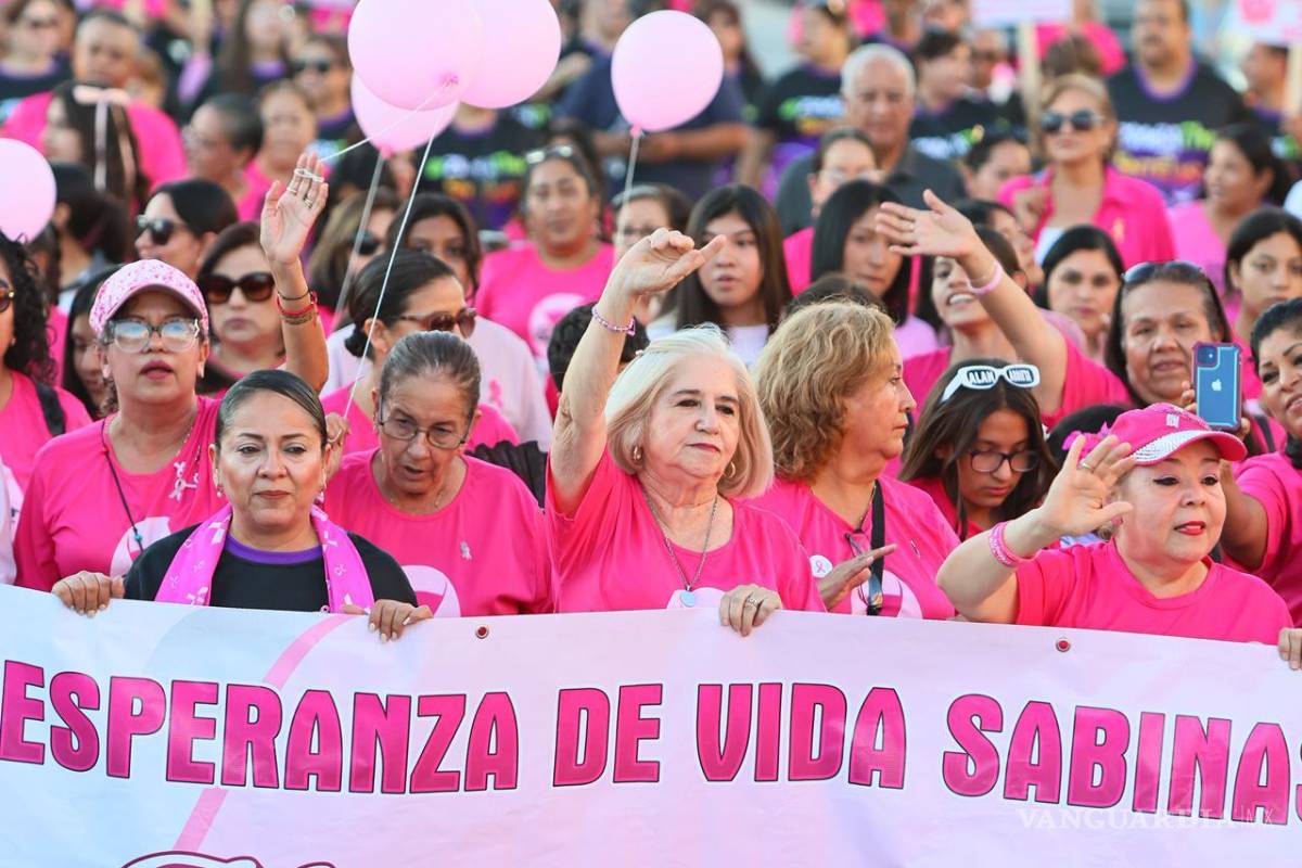 Realiza Sabinas caminata para concientizar sobre el cáncer de mama