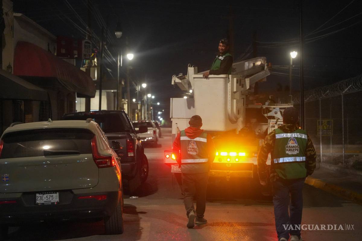$!Brigadas de alumbrado público supervisan y reparan luminarias durante la noche para garantizar calles mejor iluminadas y seguras.