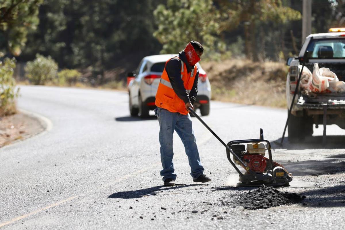 $!Los trabajos de mantenimiento vial se extienden también a los ejidos, donde el Gobierno Municipal atiende el deterioro provocado por el uso cotidiano y las condiciones climáticas, priorizando la seguridad y el orden urbano.