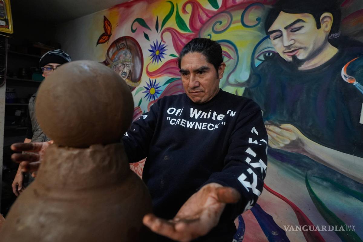 $!El artesano mexicano Cecilio Sánchez trabaja una pieza de arcilla en su taller en Metepec, Estado de México.