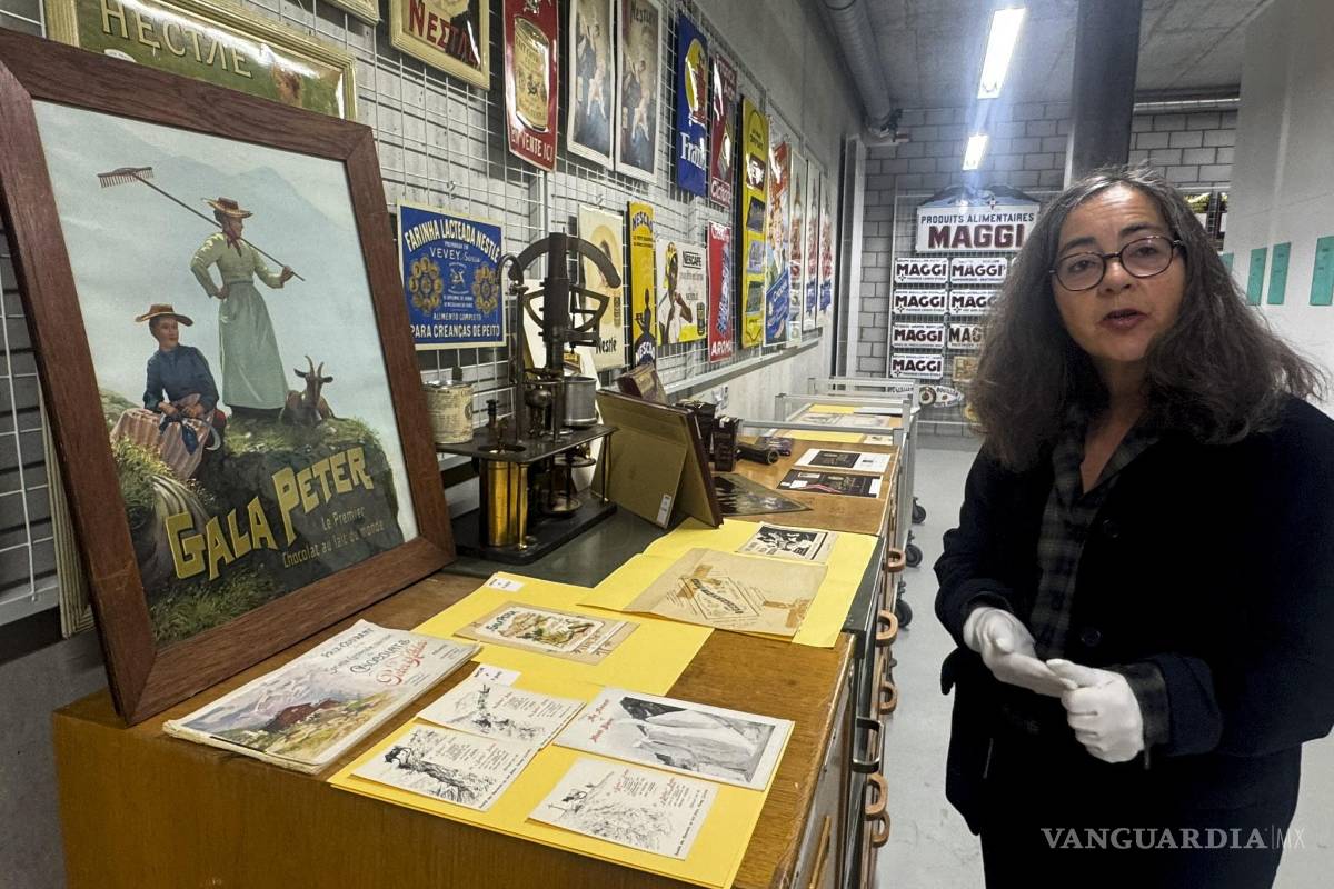 $!En la imagen, la historiadora de Nestlé Lisane Lavanchy muestra documentos sobre los primeros chocolates con leche.