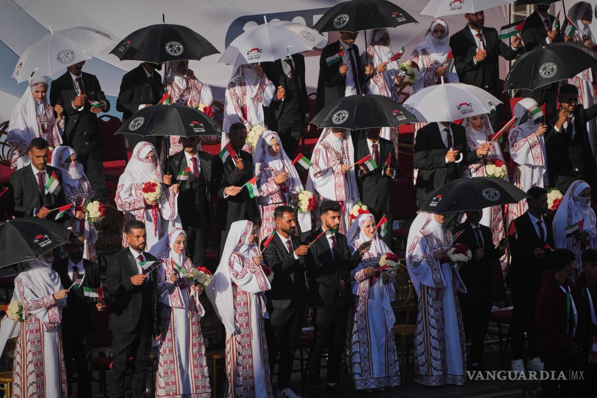 $!Parejas palestinas participan en una ceremonia nupcial multitudinaria en la ciudad de Hamad, en Khan Younis, Franja de Gaza.