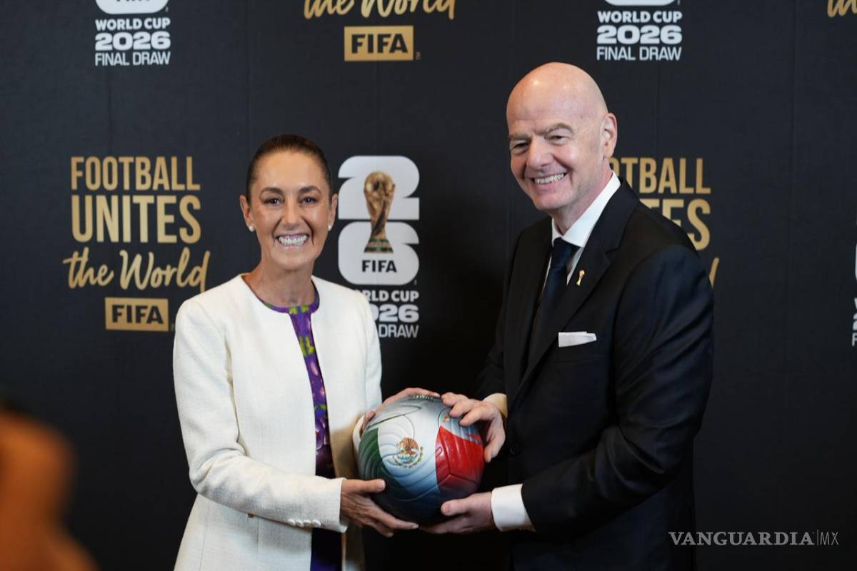 $!Selfie de Claudia Sheinbaum y Gianni Infantino sosteniendo el balón del Mundial con la bandera de México en el Kennedy Center durante el sorteo por la Copa Mundial 2026.