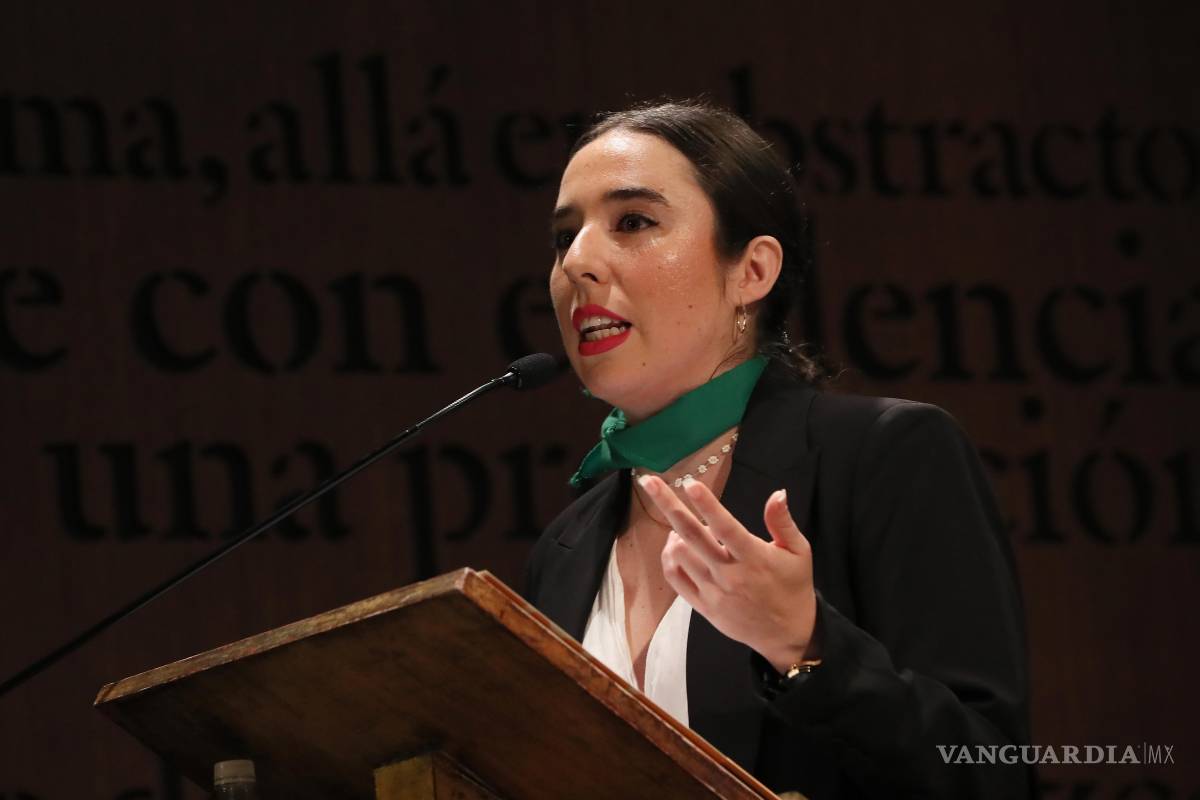 $!La coordinadora nacional de REDefine México, Cristina Santana, habla durante una rueda de prensa en la que se presentó el nuevo estudio en Ciudad de México.