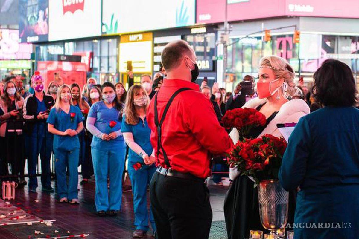 Amanda Stuart, una enfermera de Texas voluntaria en Nueva York se casa en Times Square