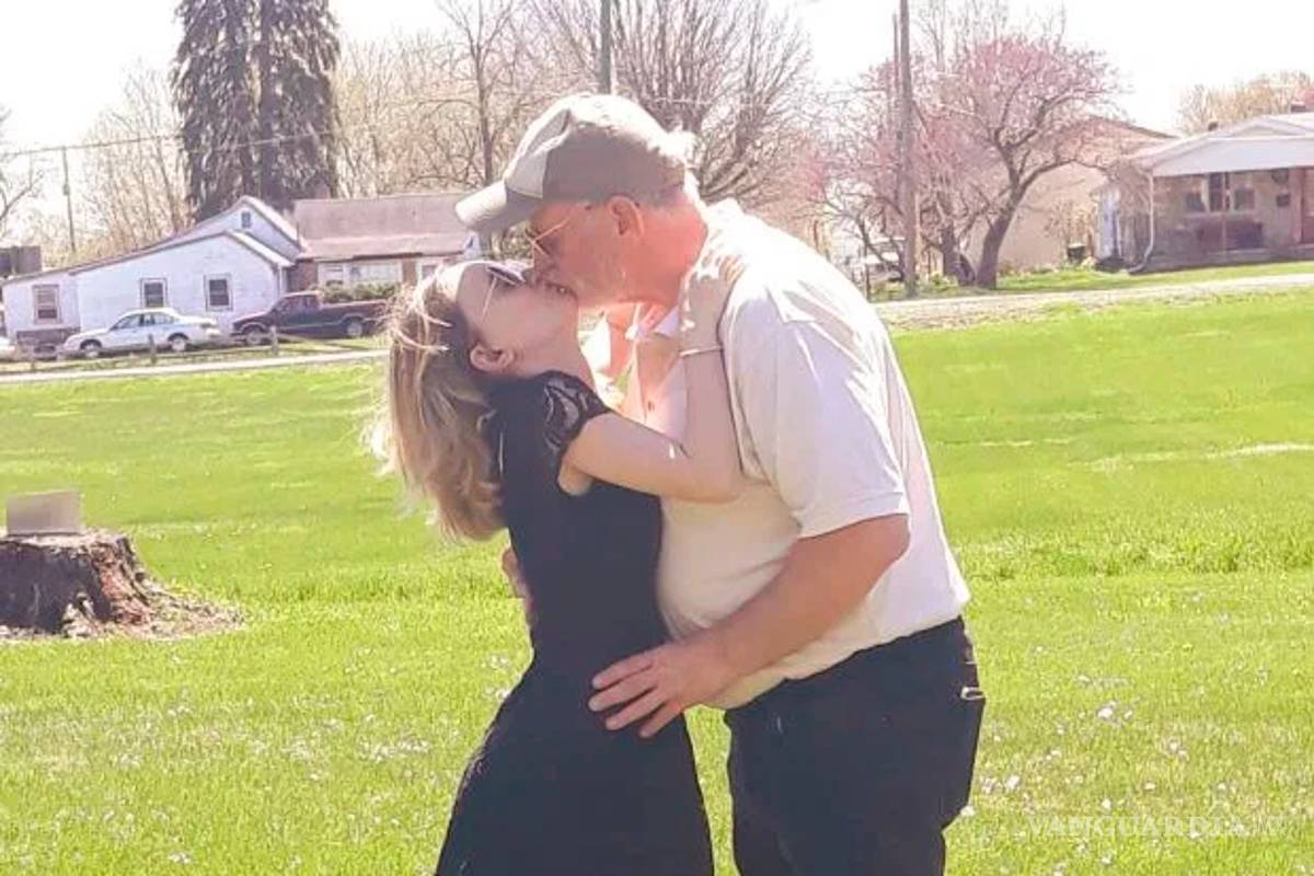 Parece de 15 años, pero tiene 27, ¡y su novio tiene 54!