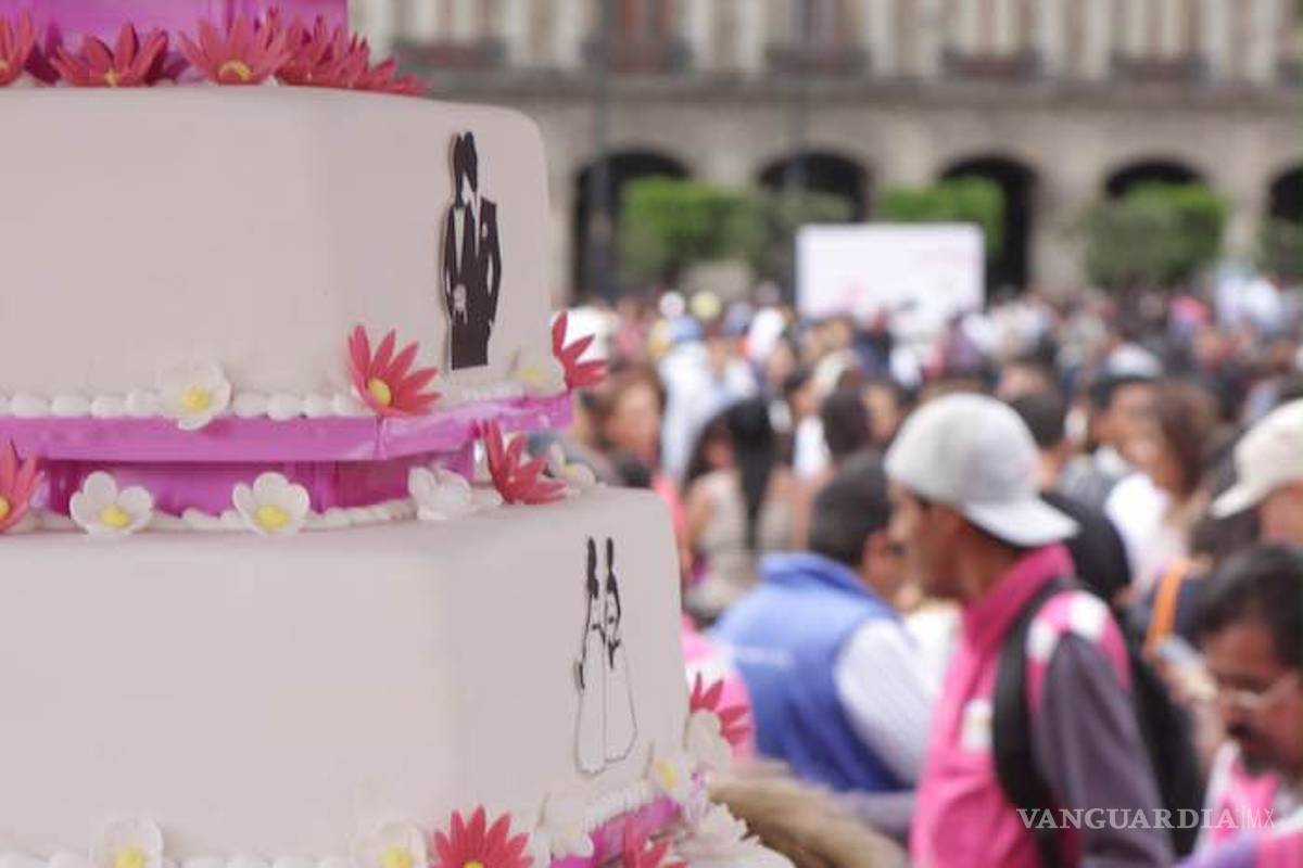 Se casan en boda colectiva más de 2 mil parejas en el Zócalo de CDMX