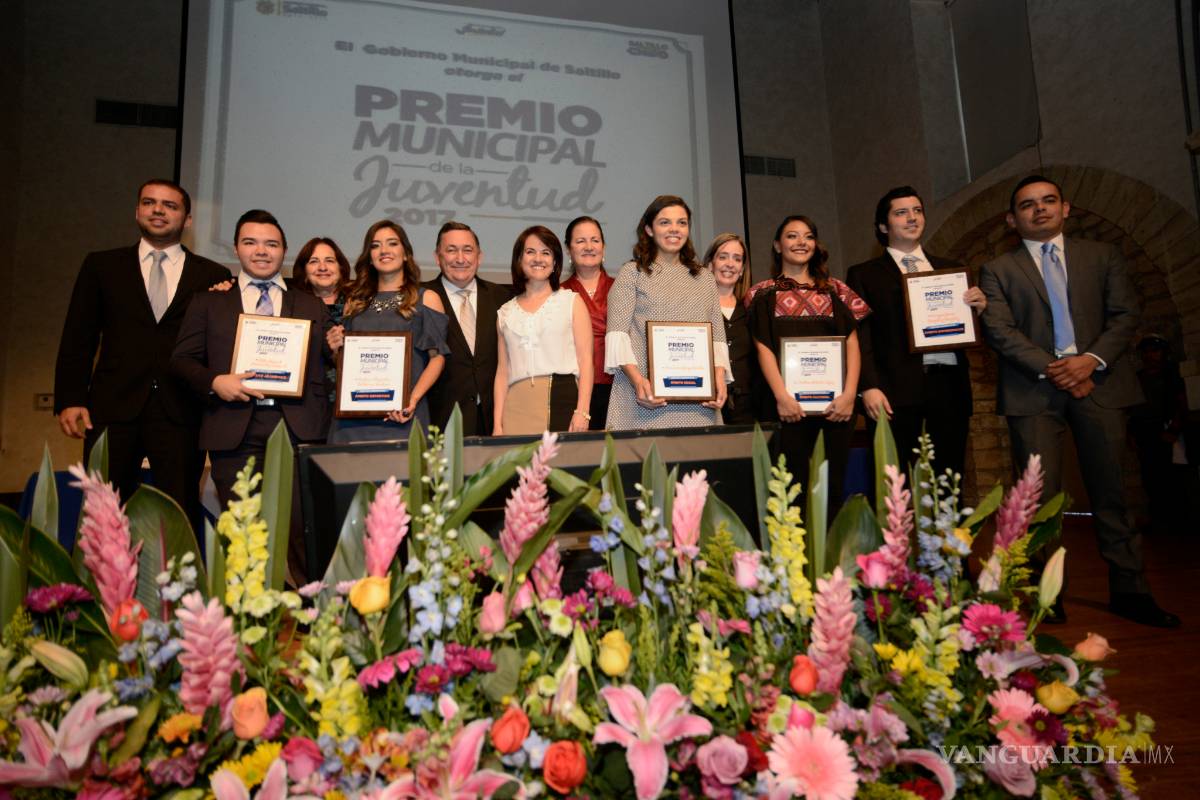 Entrega Alcalde de Saltillo el Premio Municipal de La Juventud