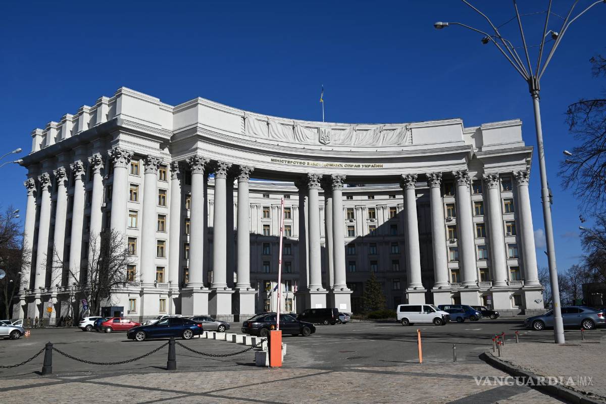 $!KIEV, 26/02/2022.- El avance de los tanques rusos hacia la capital ucraniana, el toque de queda, las constantes alarmas antiaéreas y el éxodo de su población han convertido Kiev en una ciudad fantasma. En la imagen, vista del Ministerio de Exteriores de Kiev. EFE/ Ignacio Ortega