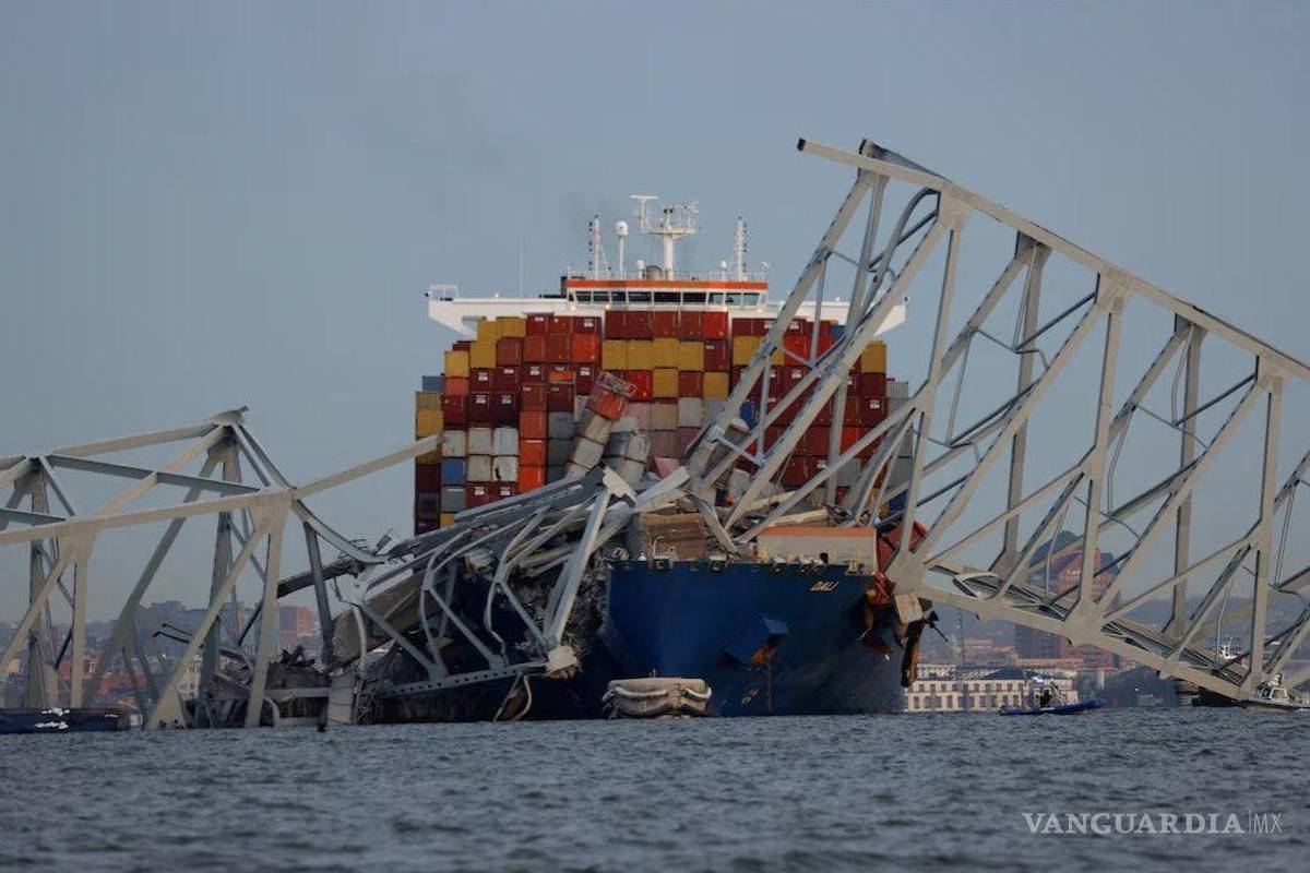 ¡Impactante!... barco choca y desploma al puente Francis Scott Key en Baltimore; buscan a siete desaparecidos en el agua (video)