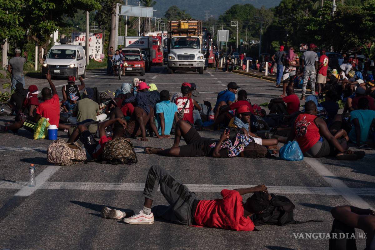 Bloquean migrantes carretera en Chiapas para exigir autobuses; buscan regularizarse en otros estados