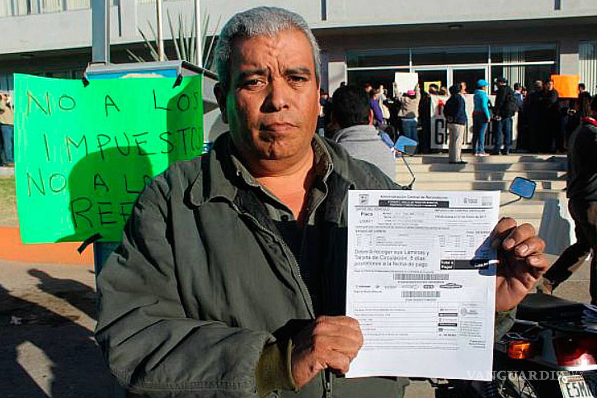 ‘Trabajo como burro para pagar impuestos’, dice despachador de gasolina