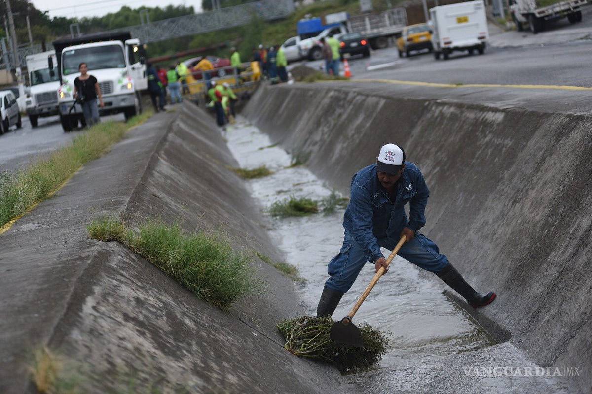 Cuadrillas de limpieza atienden diversos puntos de Saltillo por lluvias