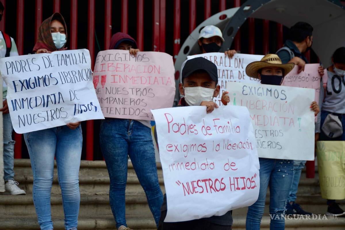 Denuncian normalistas abusos y tocamientos por parte de policías