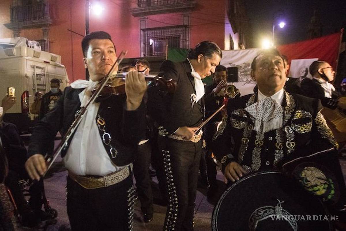 Llevan serenata a AMLO por cumpleaños 67 al Palacio Nacional, presidente festejará con su familia
