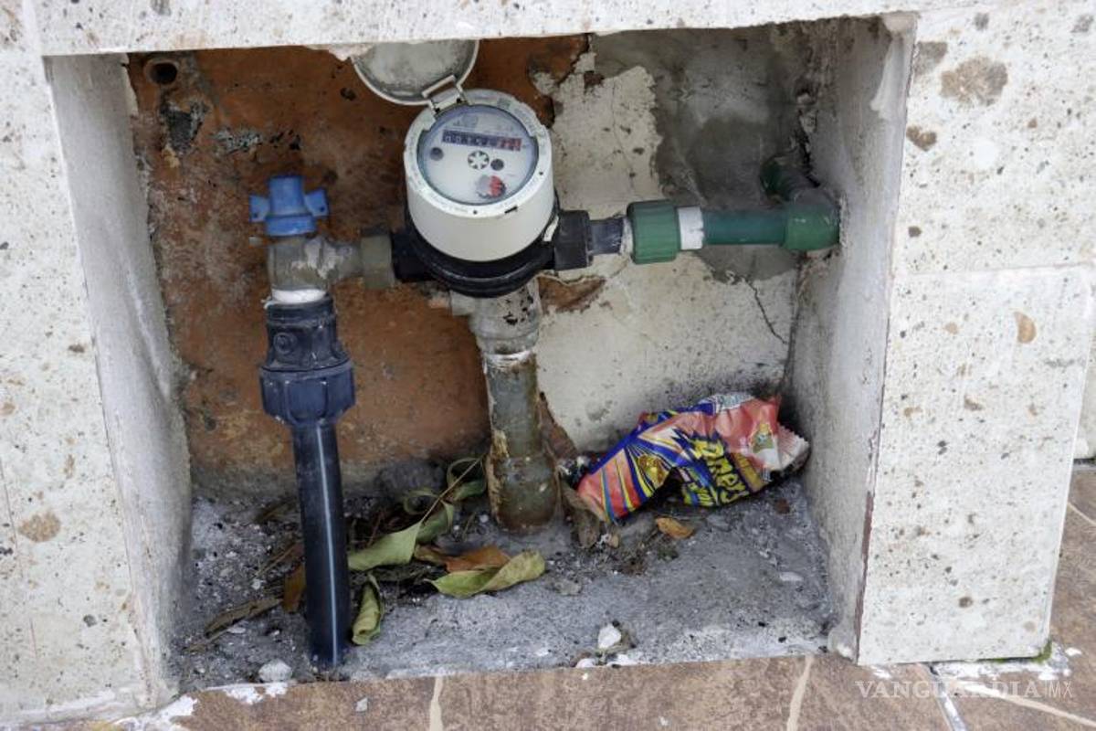 $!Jordi Bosch, gerente general de Aguas de Saltillo, aconseja cubrir las tuberías con periódico y plástico para prevenir daños durante las bajas temperaturas.