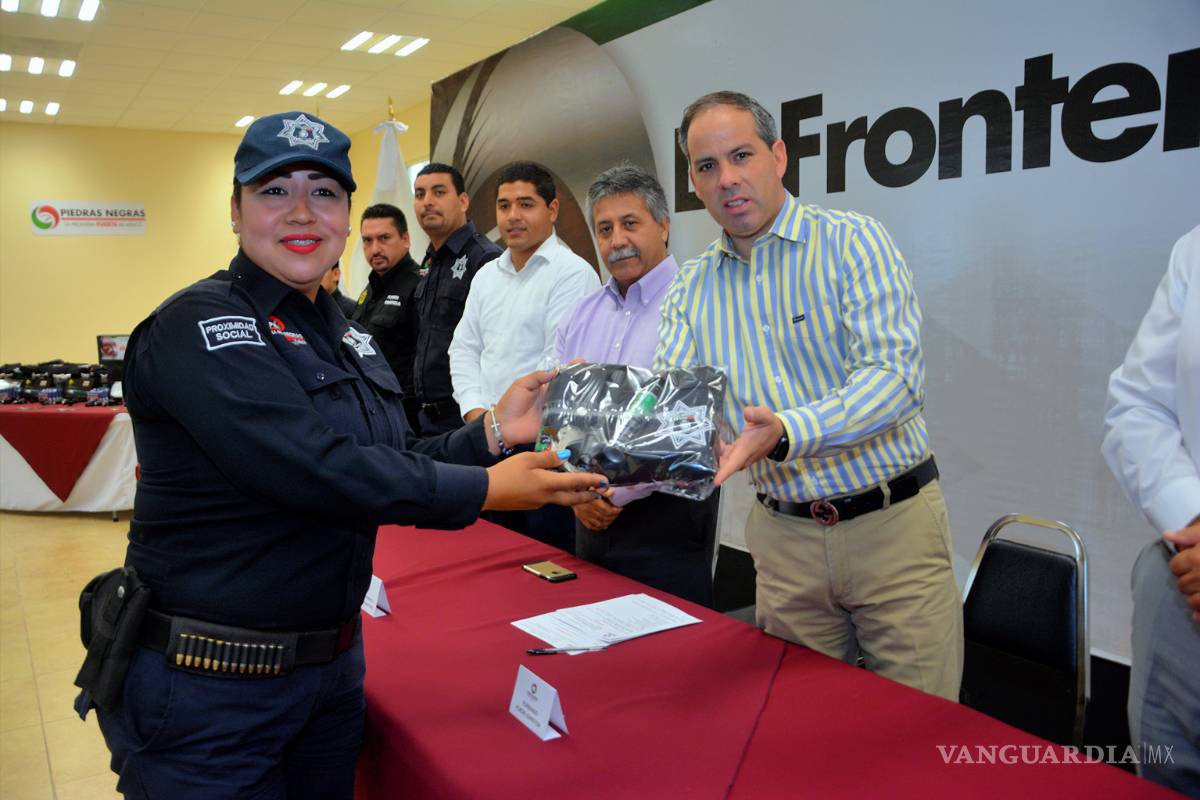 Entregan uniformes a policías y apoyo para la educación de sus hijos en Piedras Negras