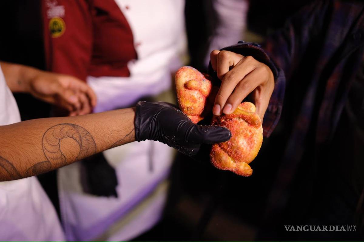 $!El evento se realizó en la explanada de la Biblioteca Manuel Múzquiz Blanco, dentro de la Alameda Zaragoza, en donde compartieron el pan con los asistentes.