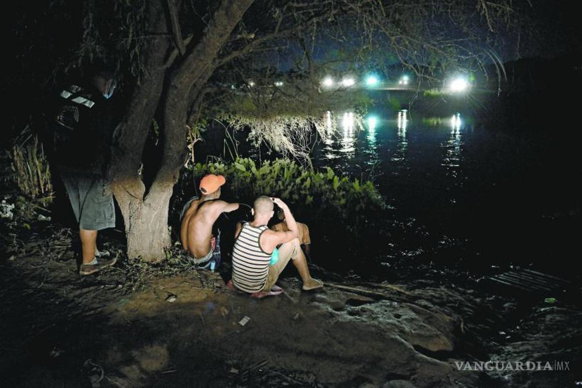 $!Incluso de noche, los migrantes no pierden de vista el otro lado del río, mientras son vigilados por la patrulla fronteriza.