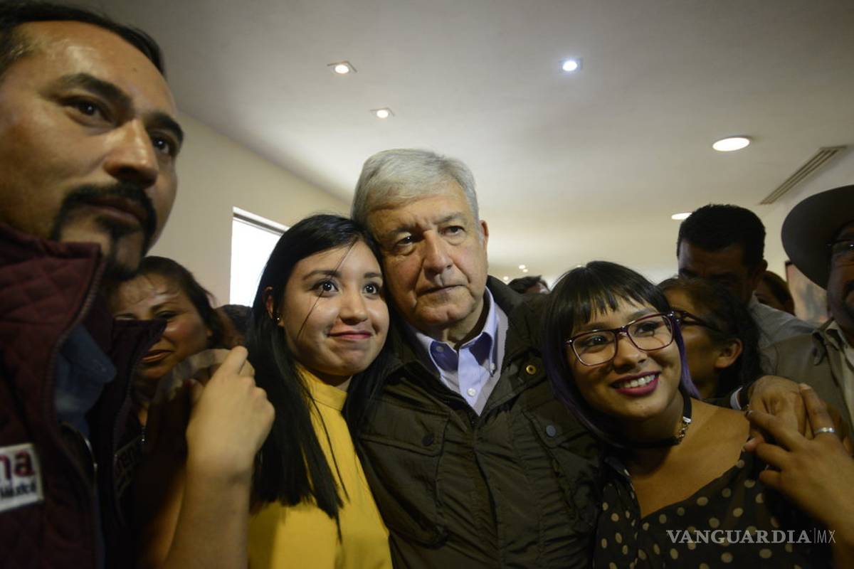 En carrera presidencial: AMLO acelera paso, Meade retrocede: Bloomberg