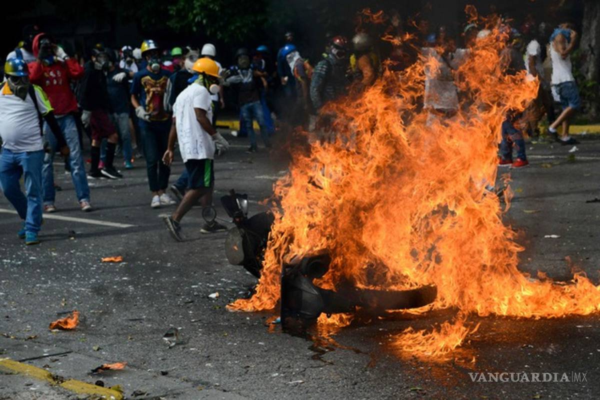 Fallece joven quemado en Venezuela: van 65 muertos