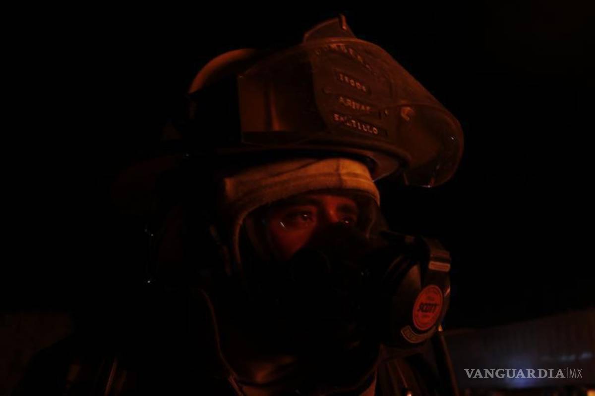 $!El número de incendios ha complicado las labores de bomberos.