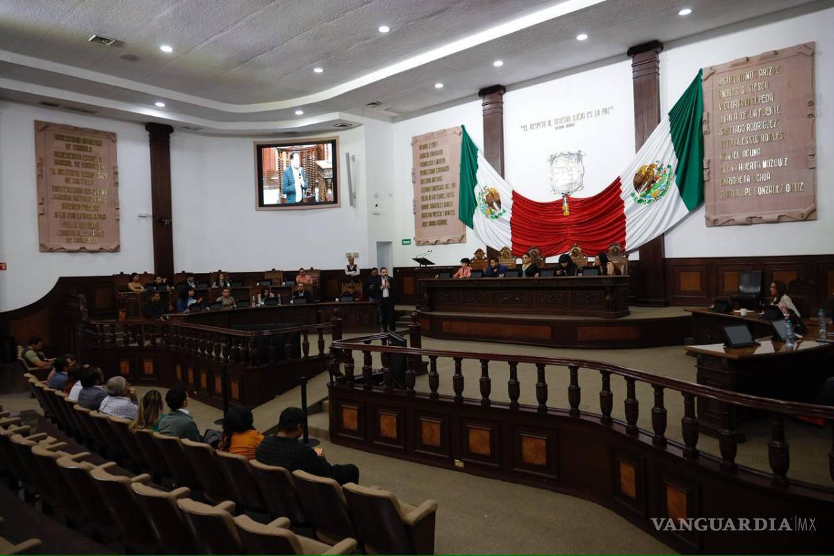 $!Representantes de colectivos de Torreón expusieron la iniciativa de tipificación de transfeminicidios ante los asistentes.